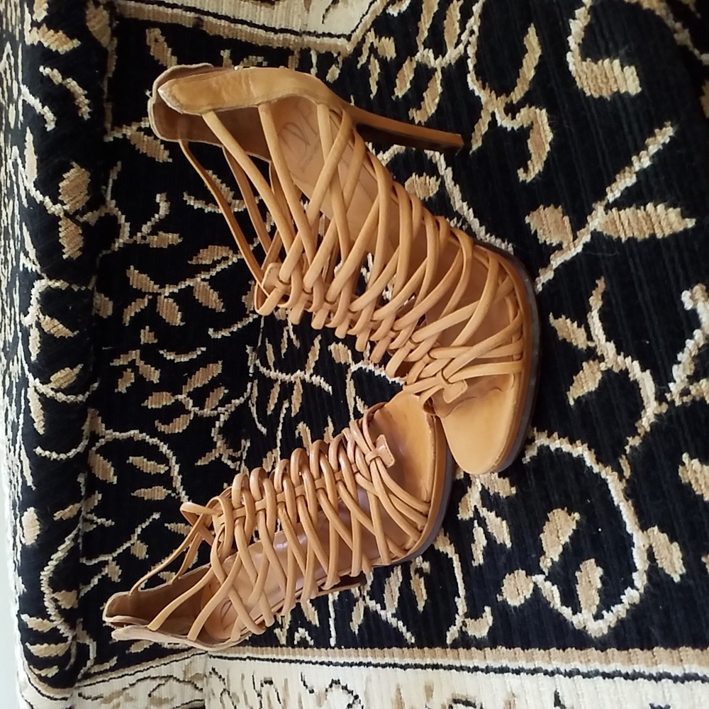 DIANE VON FURSTENBERG Strappy Sandals Heels. Tan.